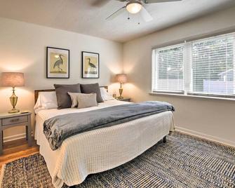 Oak Island Cottage Minutes to Long Beach! - Oak Island - Bedroom