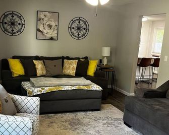 Charming 3-bedroom Renovated Ranch Home in Mentor, fenced in private back yard! - Mentor - Obývací pokoj