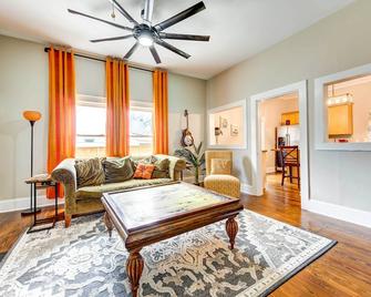 Adorable Charlotte Vacation Rental in Noda! - Charlotte - Living room
