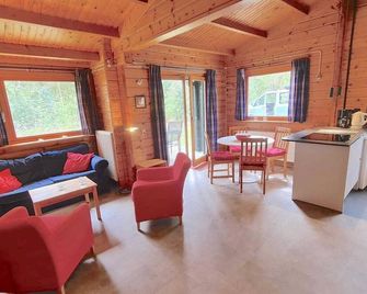 Finnish bungalow on Zelle Estate, in the woods, plenty of privacy! - Hengelo - Living room