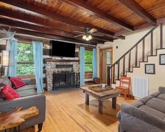 Mountain Joy Cottage #9 # BR log cabin - Maggie Valley - Stue