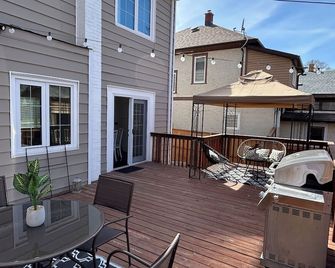 Entire house with 5 bedrooms across BU - Brandon - Balcony