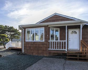 Large Spacious Beach Home, Deck, BBQ, One Block to the Beach and the Promenade - Seaside