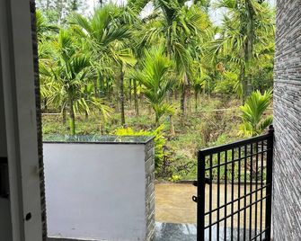 S R Retreat – Workation & Nature Escape in Malanad - Piriyāpatna - Balcony