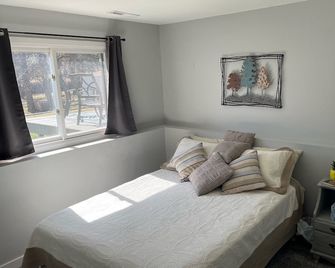Recently updated home w/1car garage. Easy access to I-90. Fully furnished. - Sturgis - Ložnice