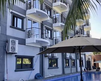 Punta Clark Hotel - Mabalacat - Edificio