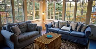 Cleftstone Manor - Bar Harbor - Living room