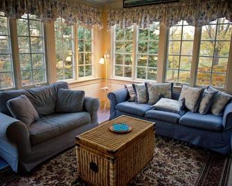 Cleftstone Manor - Bar Harbor - Living room