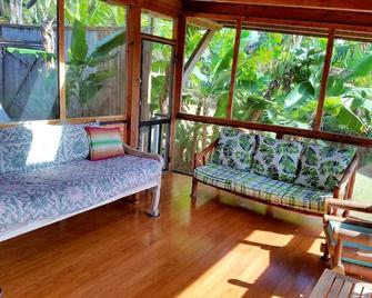 Evergreen Cottage @ Maui Adventure Villa. - Haiku-Pauwela - Living room