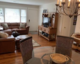 Old Village Pearl - Mount Pleasant - Living room