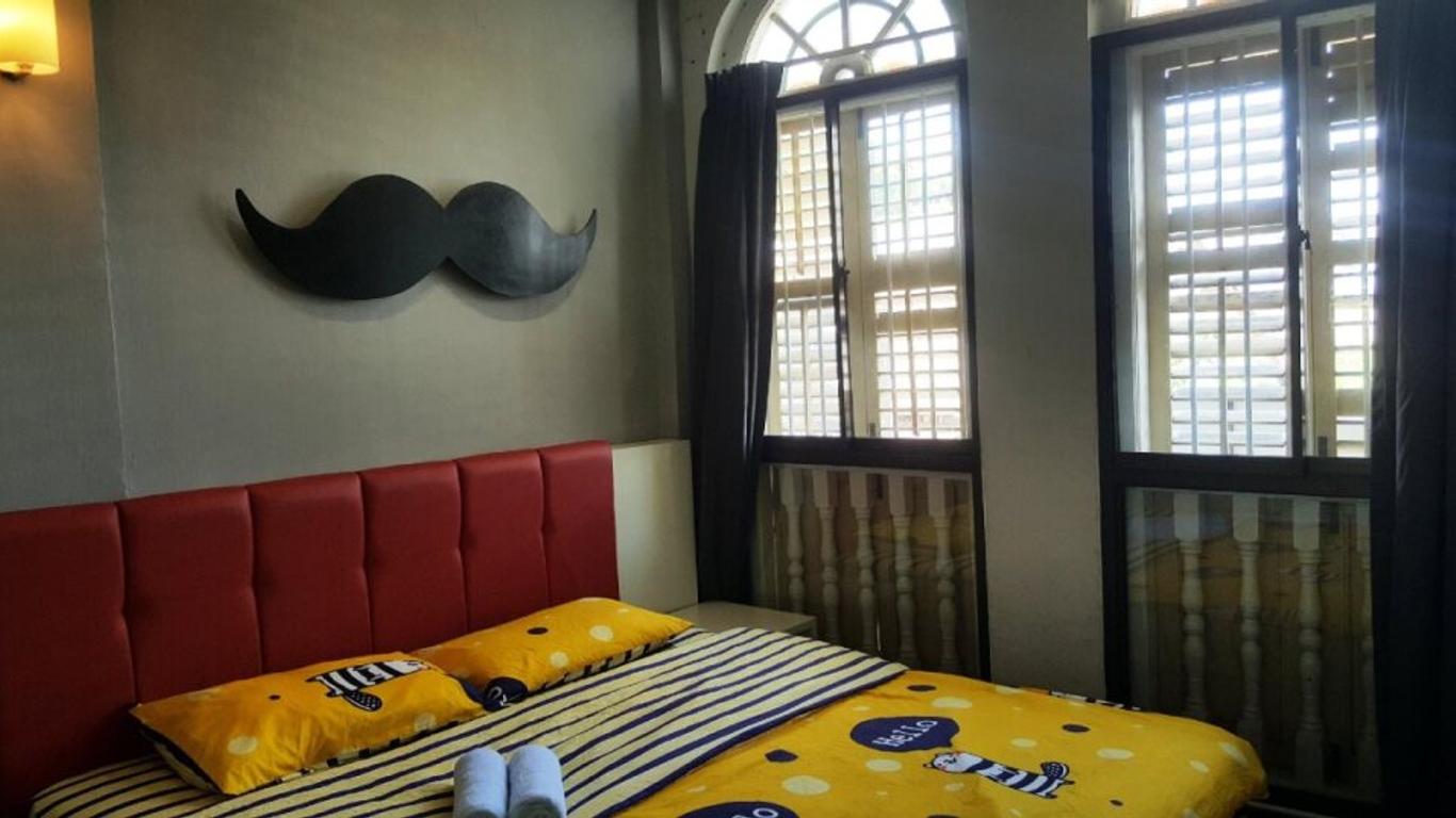 Moustachz Hauze , Georgetown