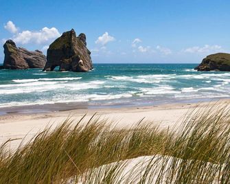 Golden Caves - Bed & Breakfast - Takaka - Beach