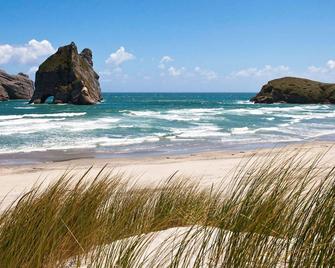 Golden Caves - Bed & Breakfast - טקאקה - חוף