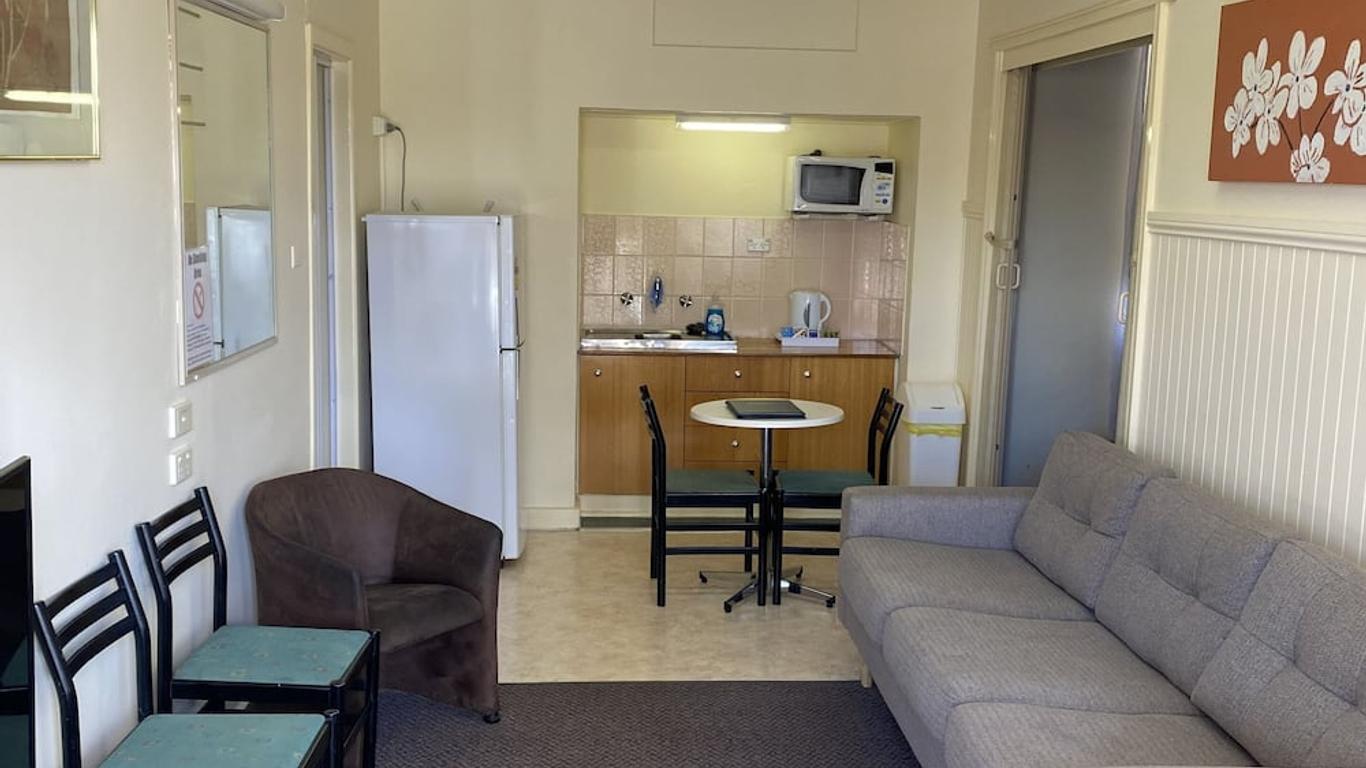 Paddle Steamer Motel