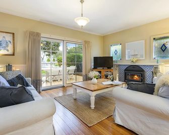 The Shearwater Deck - 250m From The Bay Beach - Beachside Spa Cottage - Rye - Living room
