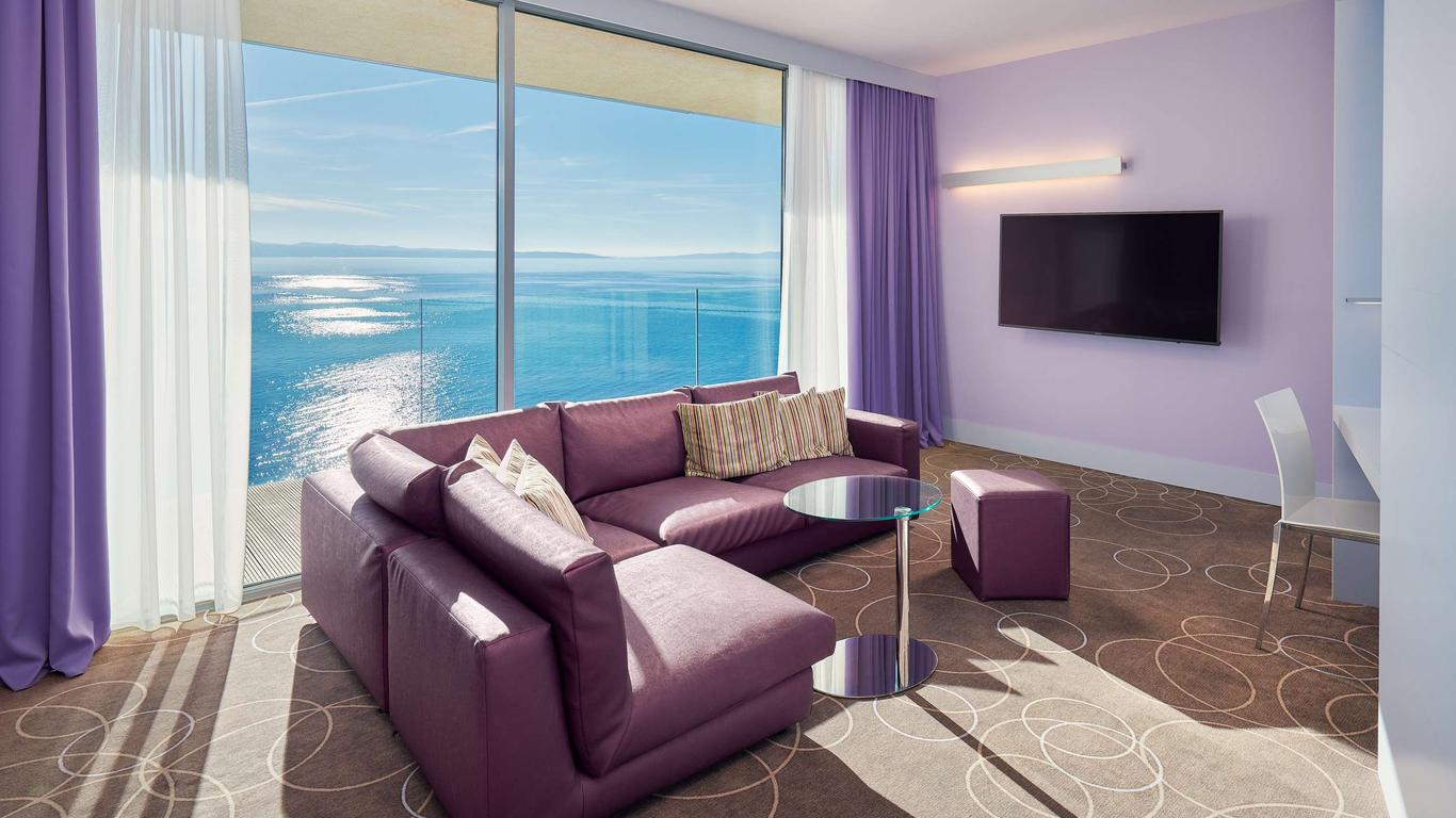 راديسون بلو ريزورت آند سبا، سبليت