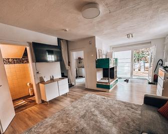 Sali-Bayreuth - Charming Apartment Near Zoo in Bayreuth with Terrace, Free Wi-Fi & 24-Hour Front Desk - Bayreuth - Sala de estar