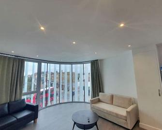 Boutique Vertigo Apartment Central Kingston/London - Kingston upon Thames - Living room