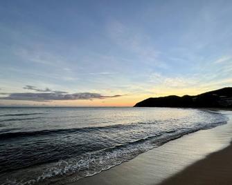 Beautiful oceanfront property with pool and amenities to relax - Yabucoa - Strand