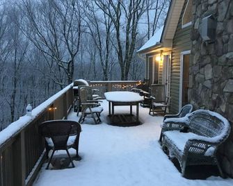 Ski in-out. Spacious 5 Bdrm chalet ,wood pizza oven and bar. Slope opens Dec 13. - Lackawaxen - Patio