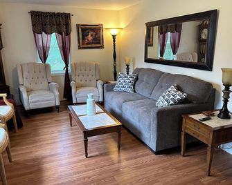 Catskill Mountain House private 5 acre backyard, Golf, Ski, Hike, Boating, Fish - Freehold - Living room