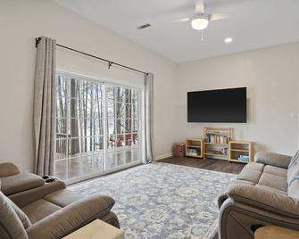 Well equipped Lakefront 4BR w/ dock - serene - Check out our reviews! - Westminster - Living room