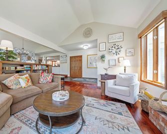 Coco's Beach House: Quiet Setting w/ Hot Tub, Lovely Backyard - South Haven - Living room