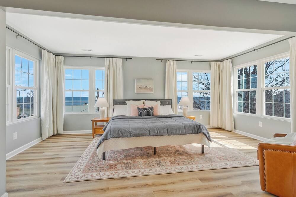 Kick back and enjoy the Chesapeake & this 3-bedroom, relaxing, stylish space.