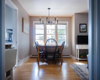 Rockledge Cottage, Cozy Private Cottage situated on a Rock Bluff overlooking Lake Michigan - Baileys Harbor - Dining room
