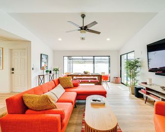 4 Mi to Ocean: Bonita Springs Oasis w/ Heated Pool - Bonita Springs - Living room
