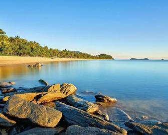 Cocos Holiday Apartments - Trinity Beach - Strand