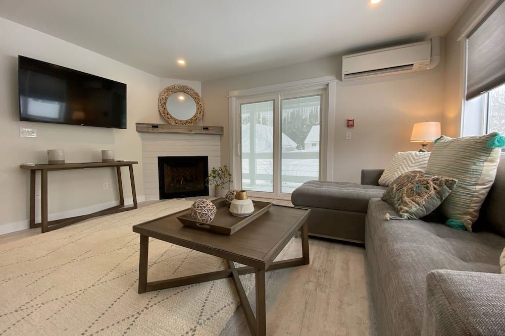 High-End Finishes and Cozy Gas Fireplace - Luxurious Modern Oasis - קילינגטון - סלון