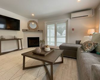 High-End Finishes and Cozy Gas Fireplace - Luxurious Modern Oasis - קילינגטון - סלון