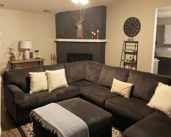 Comfort and relaxation with backyard getaway - Leon Valley - Living room