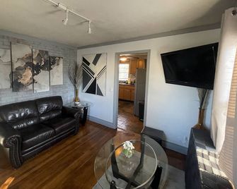 New!Quaint & Convenient Hideaway: Great Location - East Hartford - Living room