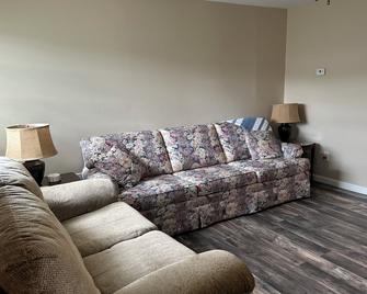 St Albans - Large 1 Bed 1 Bath entire home waiting for you. Quiet and Peaceful. - Saint Albans - Living room