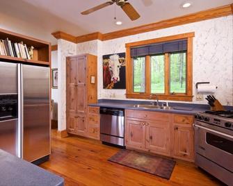 4 Bedroom upscale neighborhood open concept HomeChildren 15yrs+ - Lookout Mountain - Cocina
