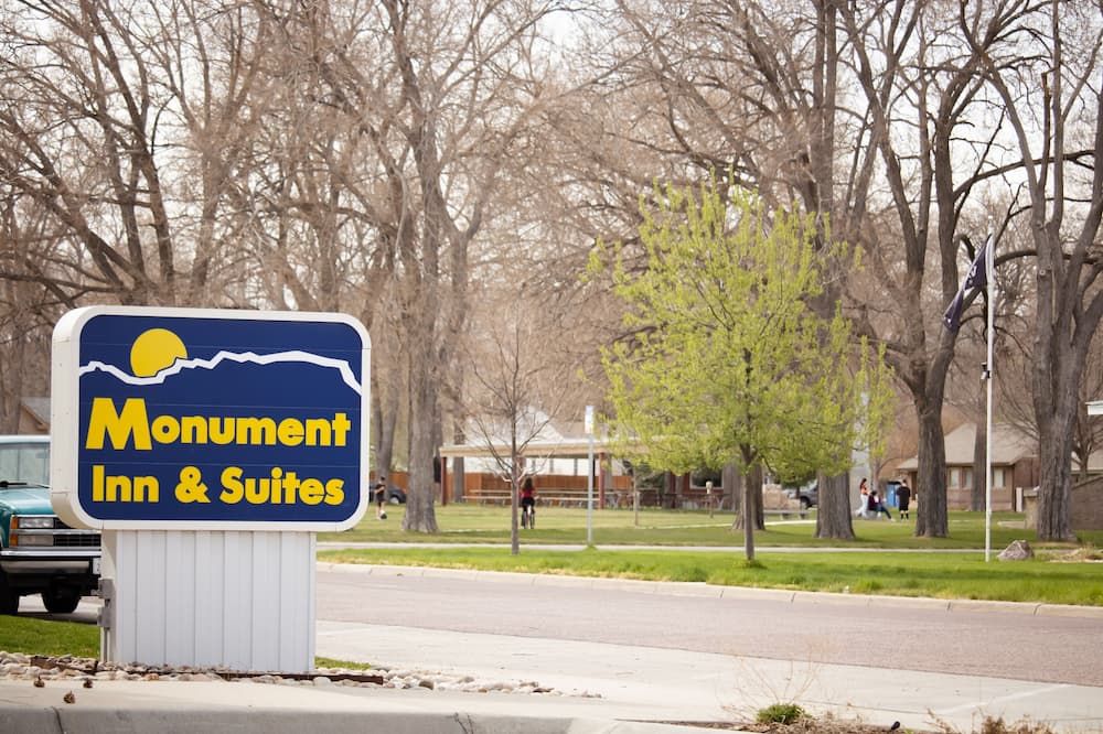 Monument Inn & Suites