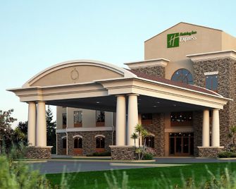 Holiday Inn Express & Suites Redding By IHG - Redding - Bygning
