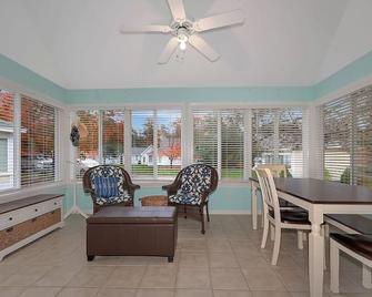 Beautiful Summer village cottage close to the Ocean! - Wells - Living room