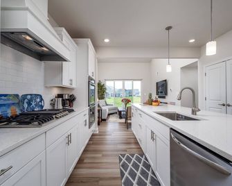 Newly built end unit townhouse with Pond views in The Peninsula! - Millsboro - Cocina