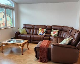 Saltwater and Snowflakes a welcoming 4-bedroom house with WiFi in Valdez - Valdez - Living room
