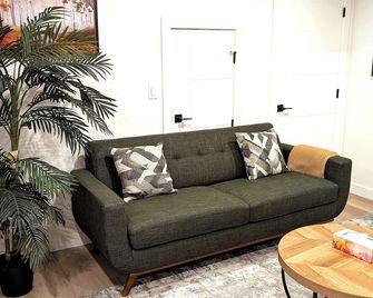 Luxury Guest Suite in Calgary - Calgary - Living room