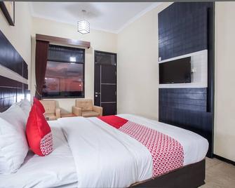 Capital O 887 Green Hill Hotel And Convention Center - Jember - Спальня