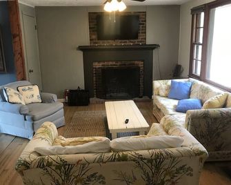 Winter mtn views 2 min. to center, fireplace: Monthly rentals welcome! - Columbus - Living room