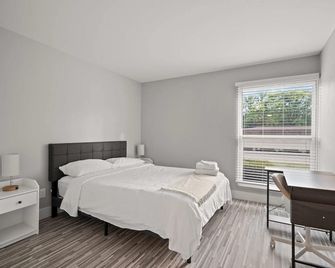 Tranquil 2BR 2BA Getaway for the Family - Rochester Hills - Bedroom