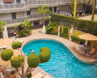 Baja Inn Hoteles La Mesa - ติฮัวนา - สระว่ายน้ำ