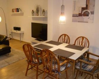 Unique Maisonette Suite For 6 People, Refurbished Historical Villa! Nice Price!! - Bad Salzuflen - Ruang makan