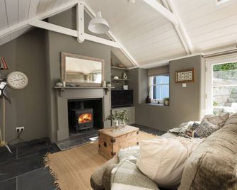 Crab Cottage - a cottage that sleeps 2 guests in 1 bedroom - Mousehole - Living room