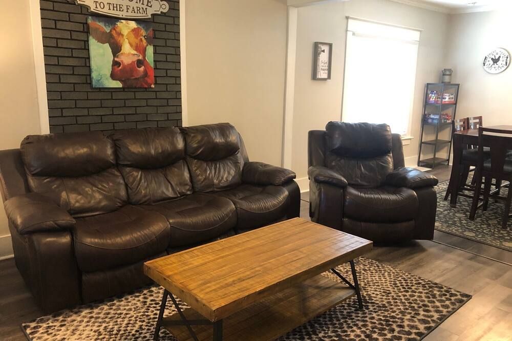 Harrison House; Litchfield, IL; Pets welcome - Litchfield - Huiskamer